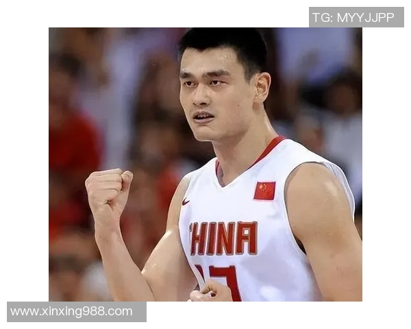 姚明荣获殊荣接过奖杯展现中国篮球的辉煌与梦想