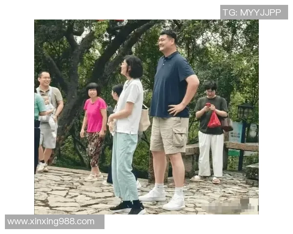 姚明身着西装的优雅风采展现了体育与时尚的完美结合